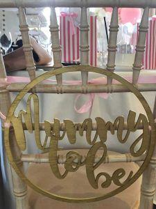 Gold mummy to be chair sign